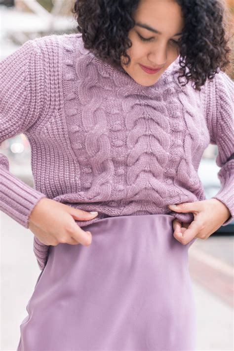 how to tuck sweater into skirt